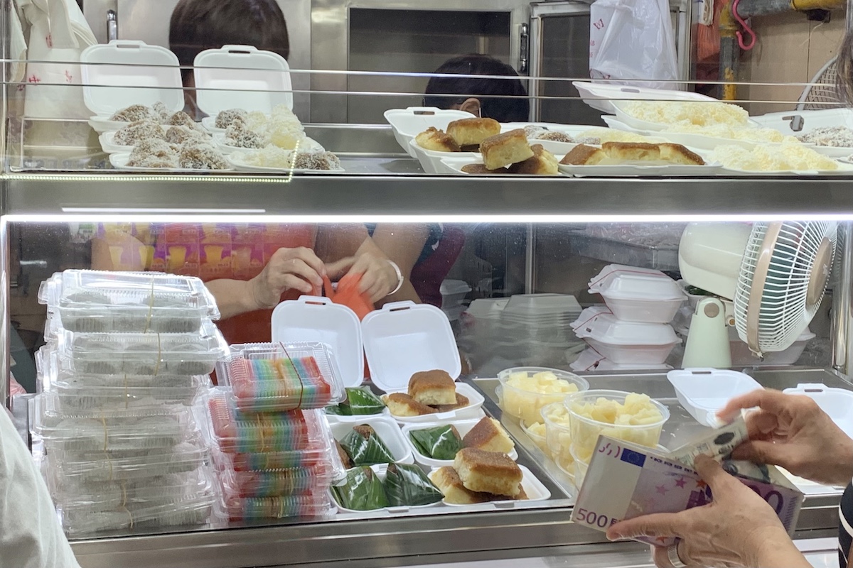 Maxwell Food Centre内のストール Heng Heng Ondeh Ondeh And Tapioca Cakes Wak Wak Hawker Maxwell Food Centre内のストール Heng Heng Ondeh Ondeh And Tapioca Cakes Wak Wak Hawker